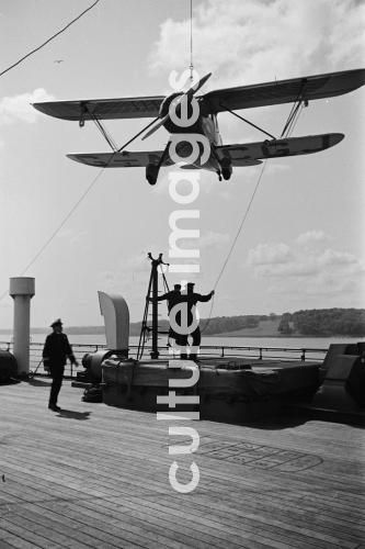 Schiff Bremen, Bordwand, Aussenansicht, Flugzeug,