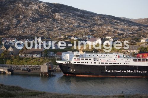 Fähre im Hafen, Äussere Hebriden, Schottland