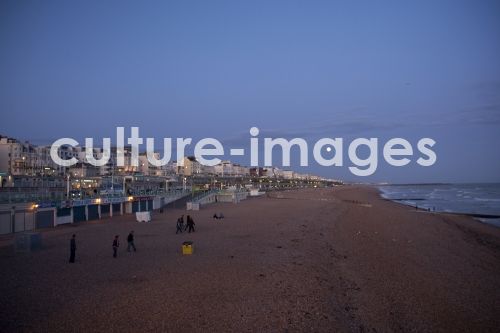 Vollmond über der Strandpromenade, Sussex, England