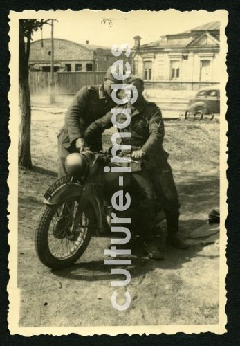 Wehrmachtssoldaten mit Motorrad in Charkow