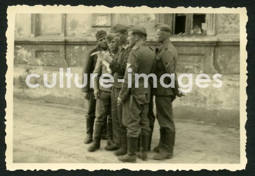 deutsche Soldaten lesen die Zeitung in Charkow