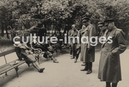 Unbekannter Fotograf, Sowjetische Soldaten vor einer Familie von Selbstmordopfern in Demmin, April 1945