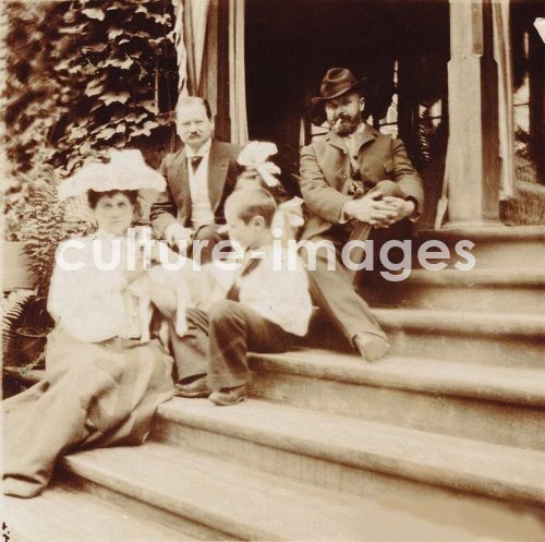 Unbekannter Fotograf, Konstantin Korowin (rechts) zu Gast bei der Familie Teljakowski im Landgut Otradnoje