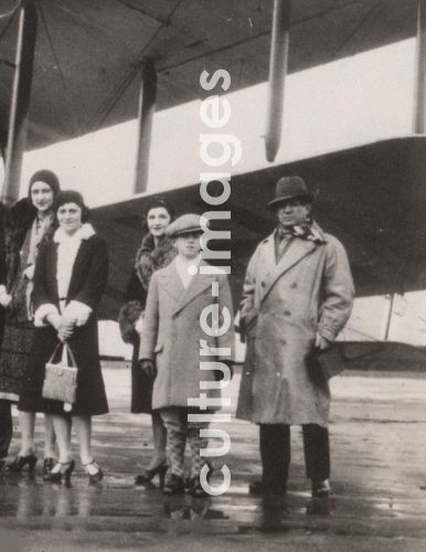Unbekannter Fotograf, Lubov Tchernicheva, Olga Chochlowa, Paulo Picasso, Mme. Trusevich und Pablo Picasso