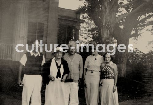 Unbekannter Fotograf, Von links nach rechts: Robert Oppenheimer, Elsa und Albert Einstein, Margarita Konenkova, Adoptivtochter der Einsteins Margot