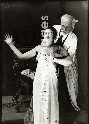 Unbekannter Fotograf, Alphonse Mucha und Jaroslava posieren für Plakat DeForest Phonofilm