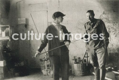 Unbekannter Fotograf, Natalja Gontscharowa und Michail Larionow während der Arbeit an der Gestaltung der Oper Der goldene Hahn