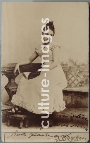 Unbekannter Fotograf, Porträt von Sängerin Bertha Foerster-Lauterer (1869-1936) als Tatjana in Oper Eugen Onegin von Pjotr Tschaikowski