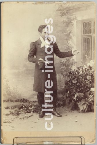 Unbekannter Fotograf, Nikolai Figner (1857-1918) als Lenski in Oper Eugen Onegin von Pjotr Tschaikowski