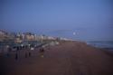Vollmond über der Strandpromenade, Sussex, England
