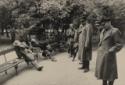 Unbekannter Fotograf, Sowjetische Soldaten vor einer Familie von Selbstmordopfern in Demmin, April 1945
